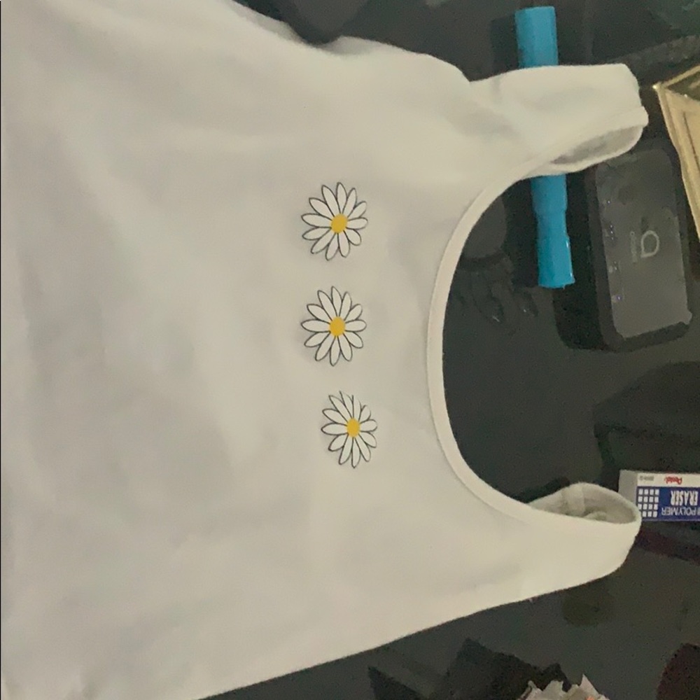 White crop top with a flower😀